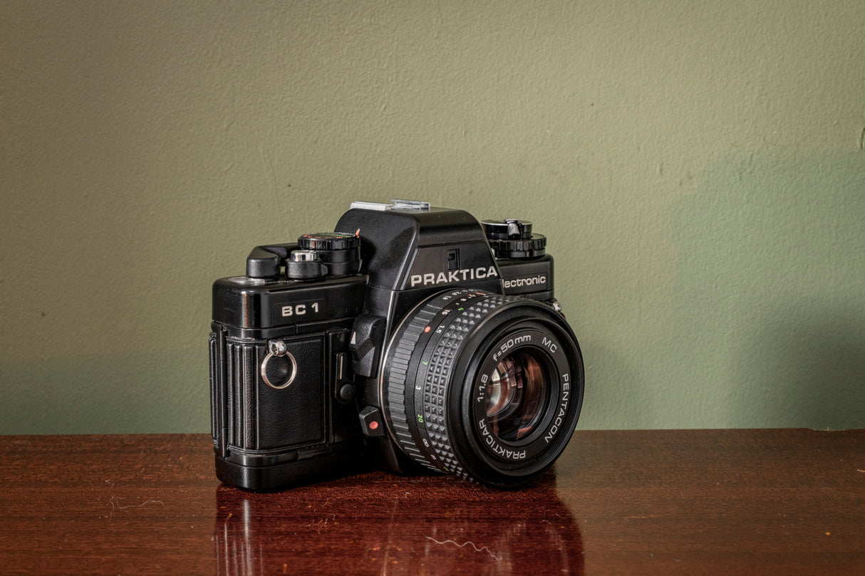 * RARE * Praktica BC1 35mm Film Camera Kit with Pentacon 50mm F1.8, 28mm F2.8 & 135mm F2.8 Lens + Incredible old leather carry case