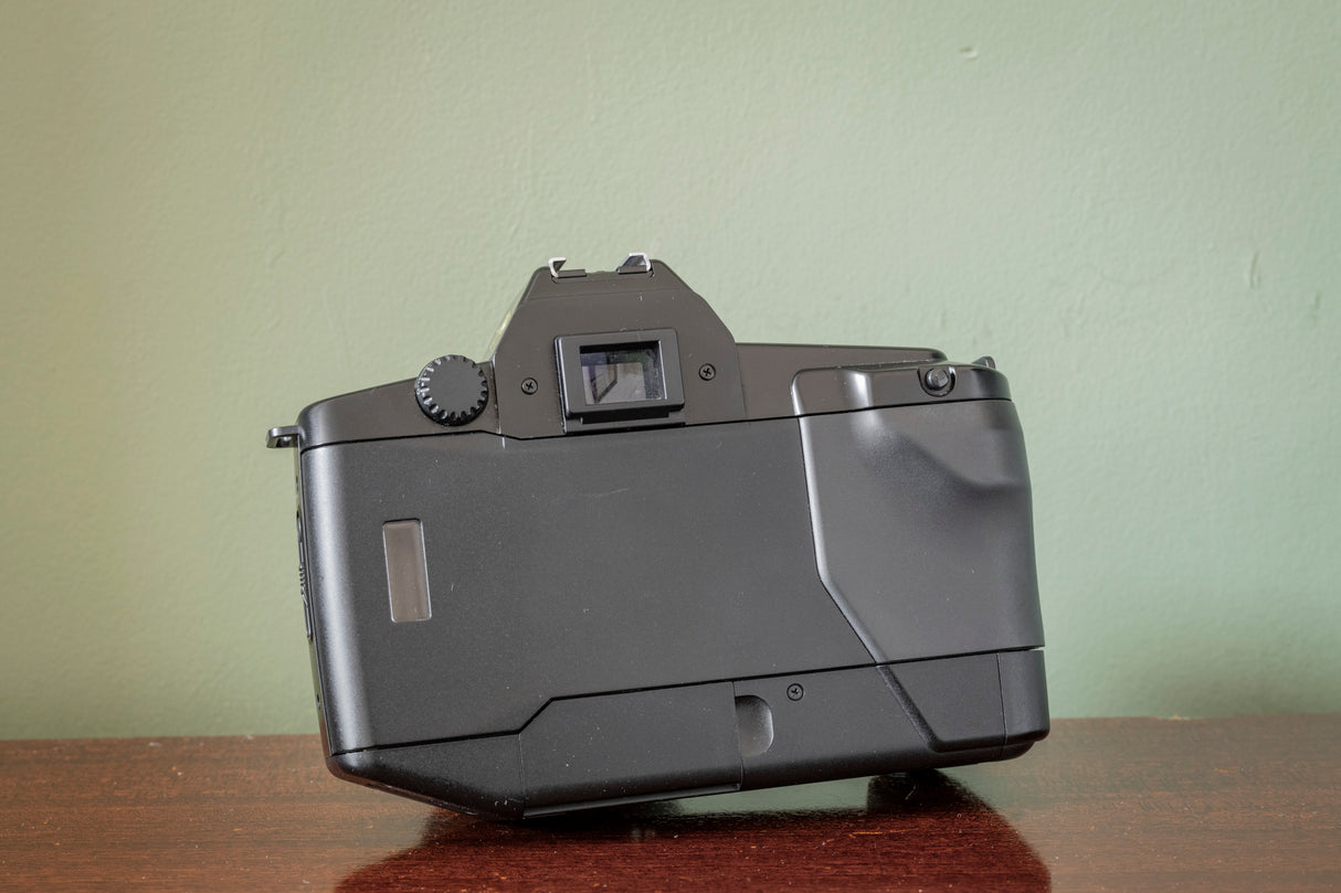 Stunning Canon EOS 650 SLR Film Camera with 25-70mm F3.5-4.5 Lens