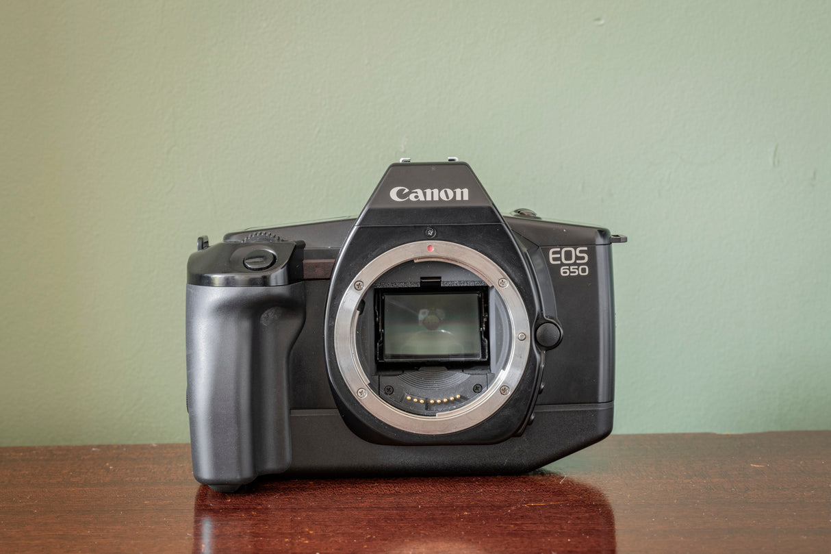 Stunning Canon EOS 650 SLR Film Camera with 25-70mm F3.5-4.5 Lens