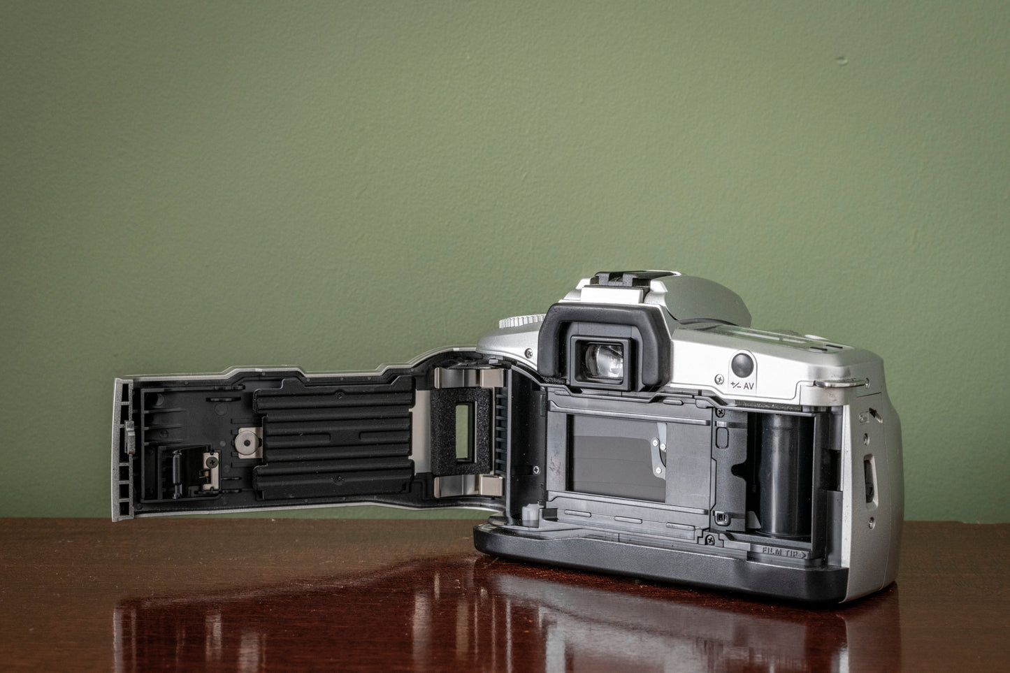 Minolta Dynax 40 35mm SLR Film Camera with Minolta AF Zoom 28-100mm F3.5-5.6 Lens