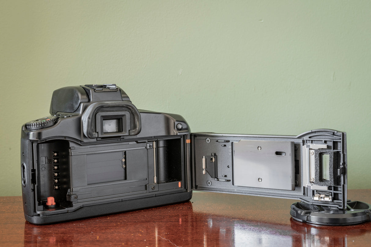 Lovely Canon EOS 100 35mm SLR Film Camera + Canon 35-70mm F3.5-4.5 Zoom Lens