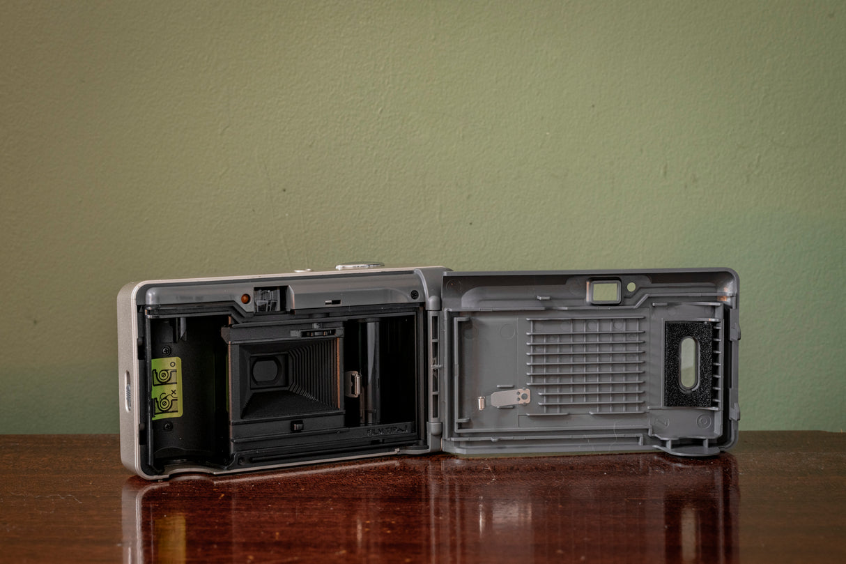 MINT ( LIKE NEW ) BOXED Olympus Trip GO 100 35mm Point and Shoot Film Camera