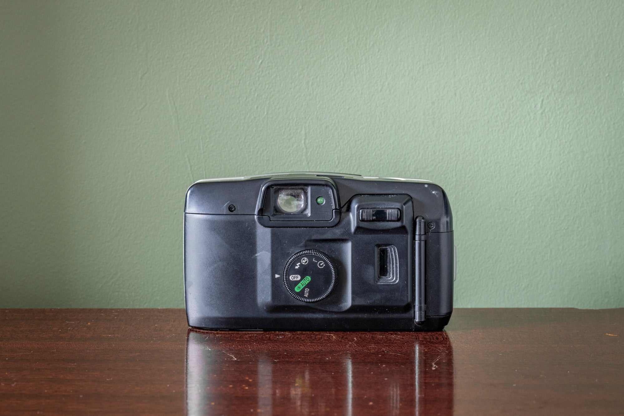 Canon Sure Shot 60 Zoom 35mm Point and Shoot Film Camera – F16