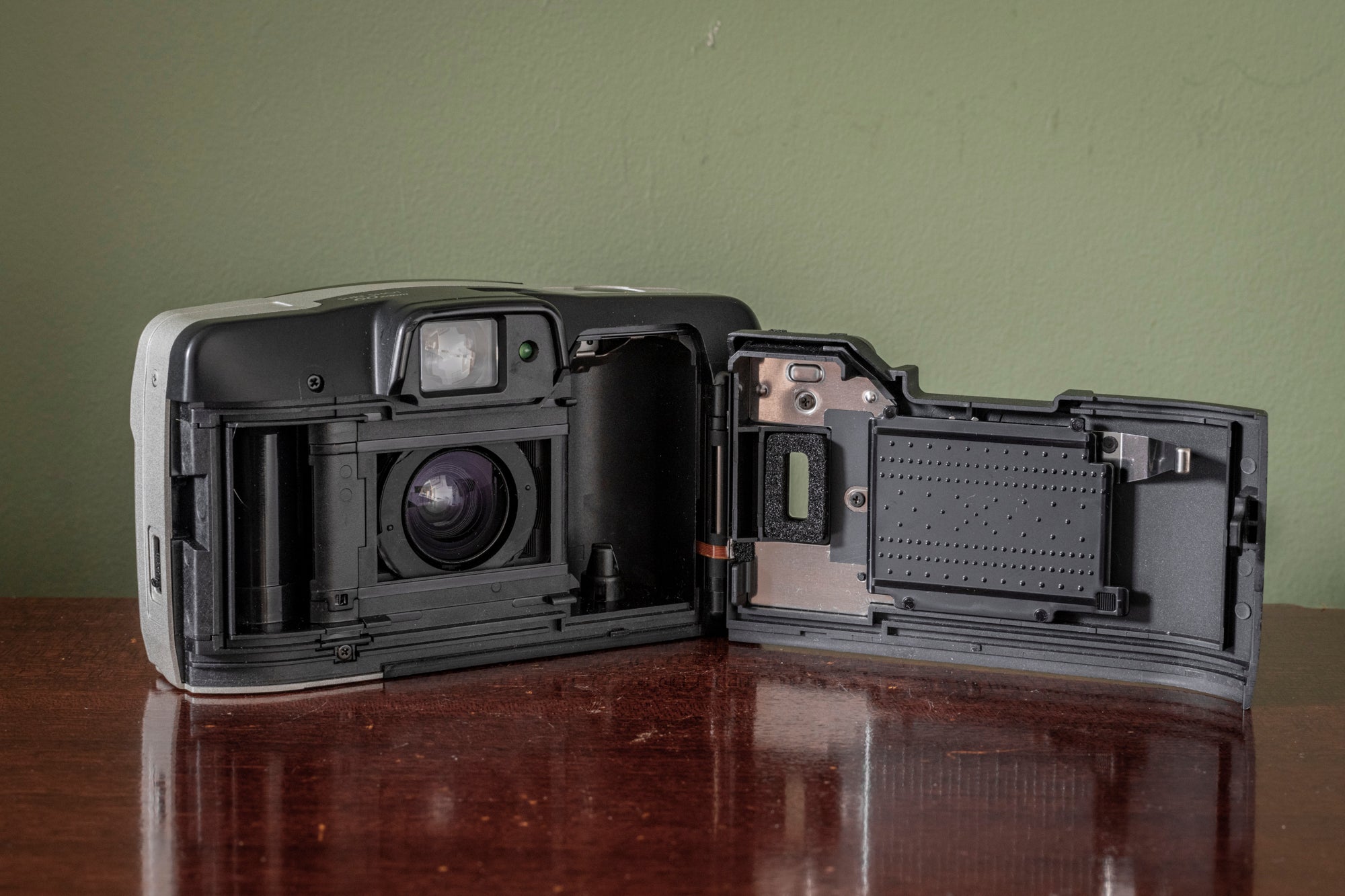 Canon Sure Shot 60 Zoom 35mm Point and Shoot Film Camera – F16